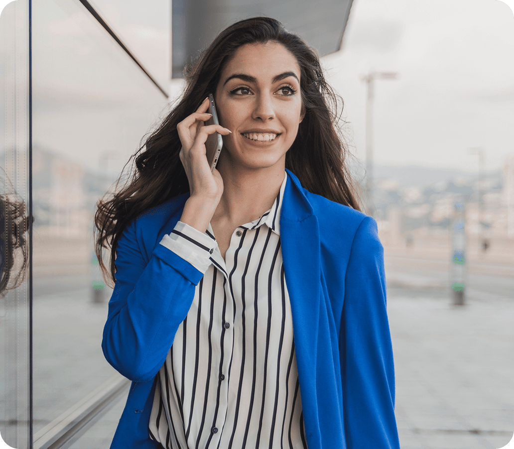 Mujer profesional al teléfono